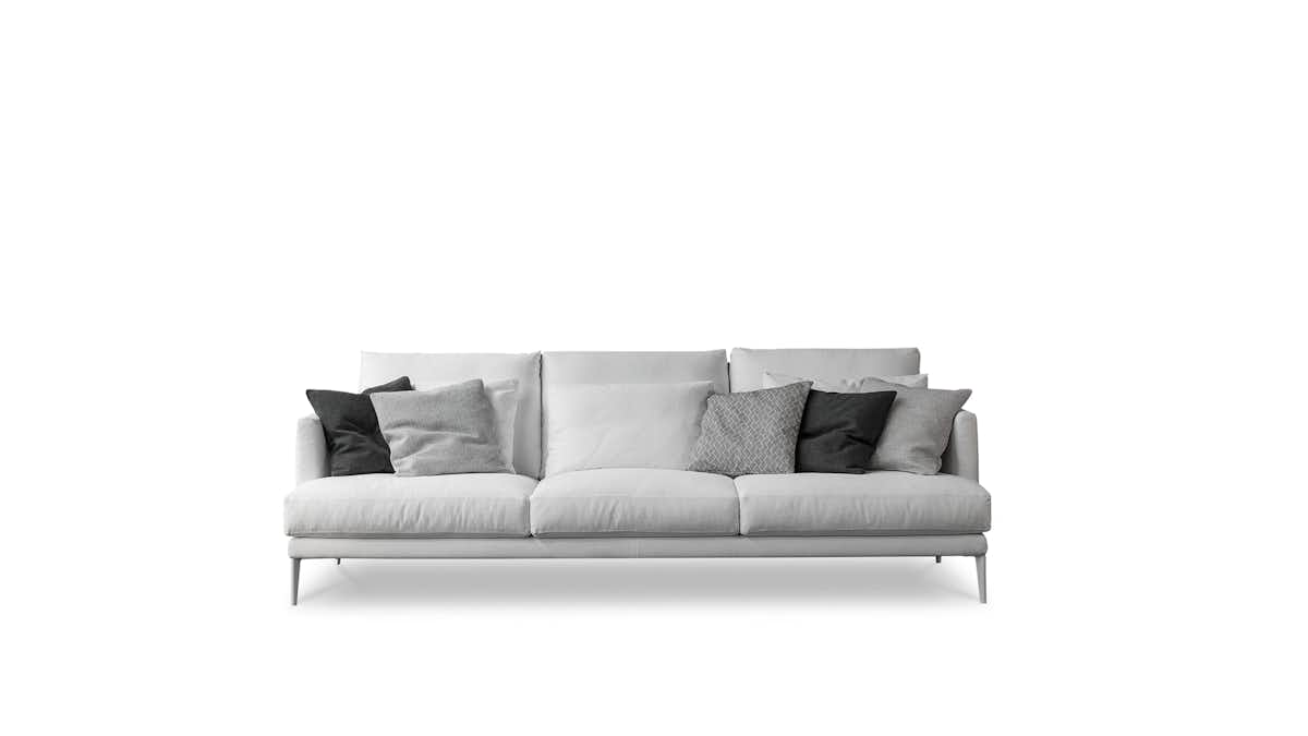 Un sofá blanco en un entorno monocolor